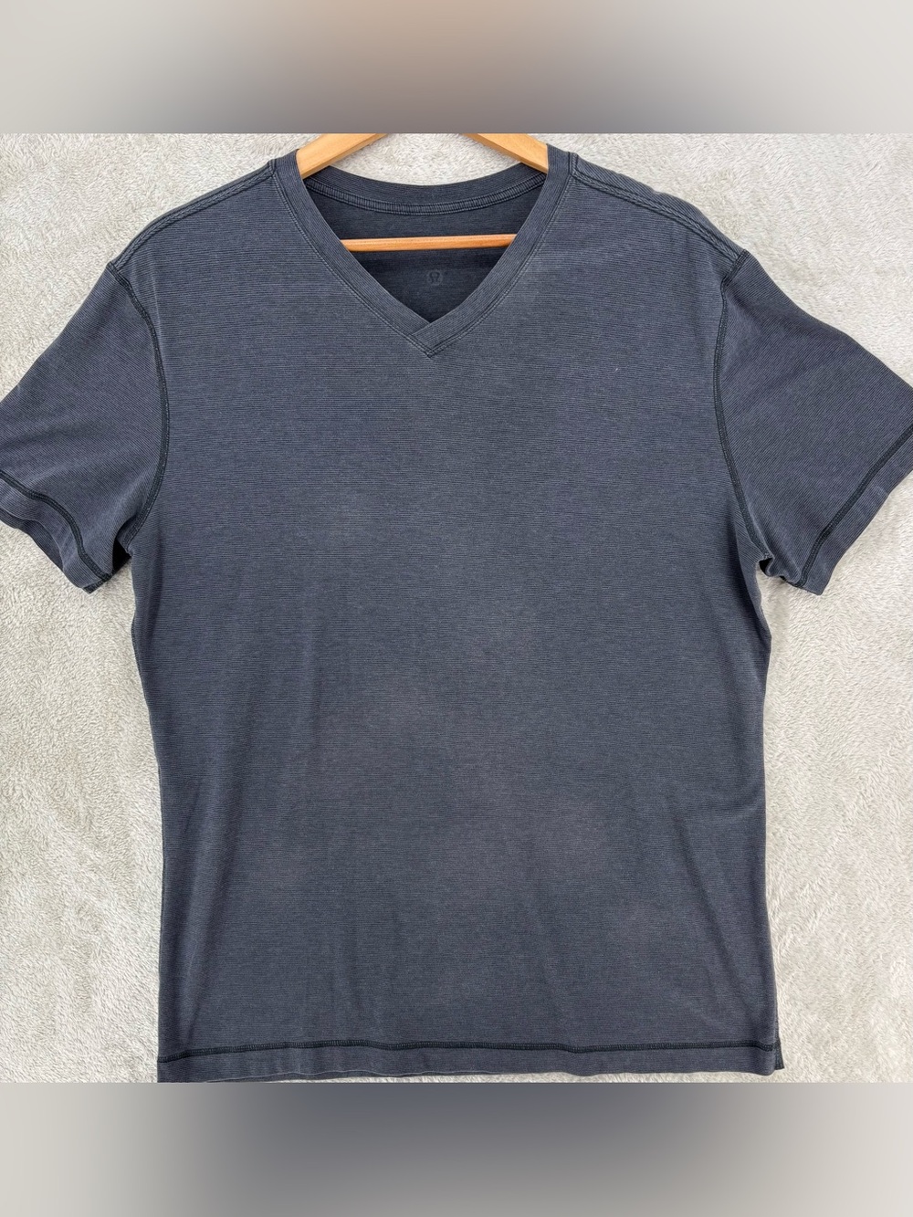 Lululemon Metal Vent Tech V-Neck T-Shirt Men's Gray Short Sleeve Athletic Tee
